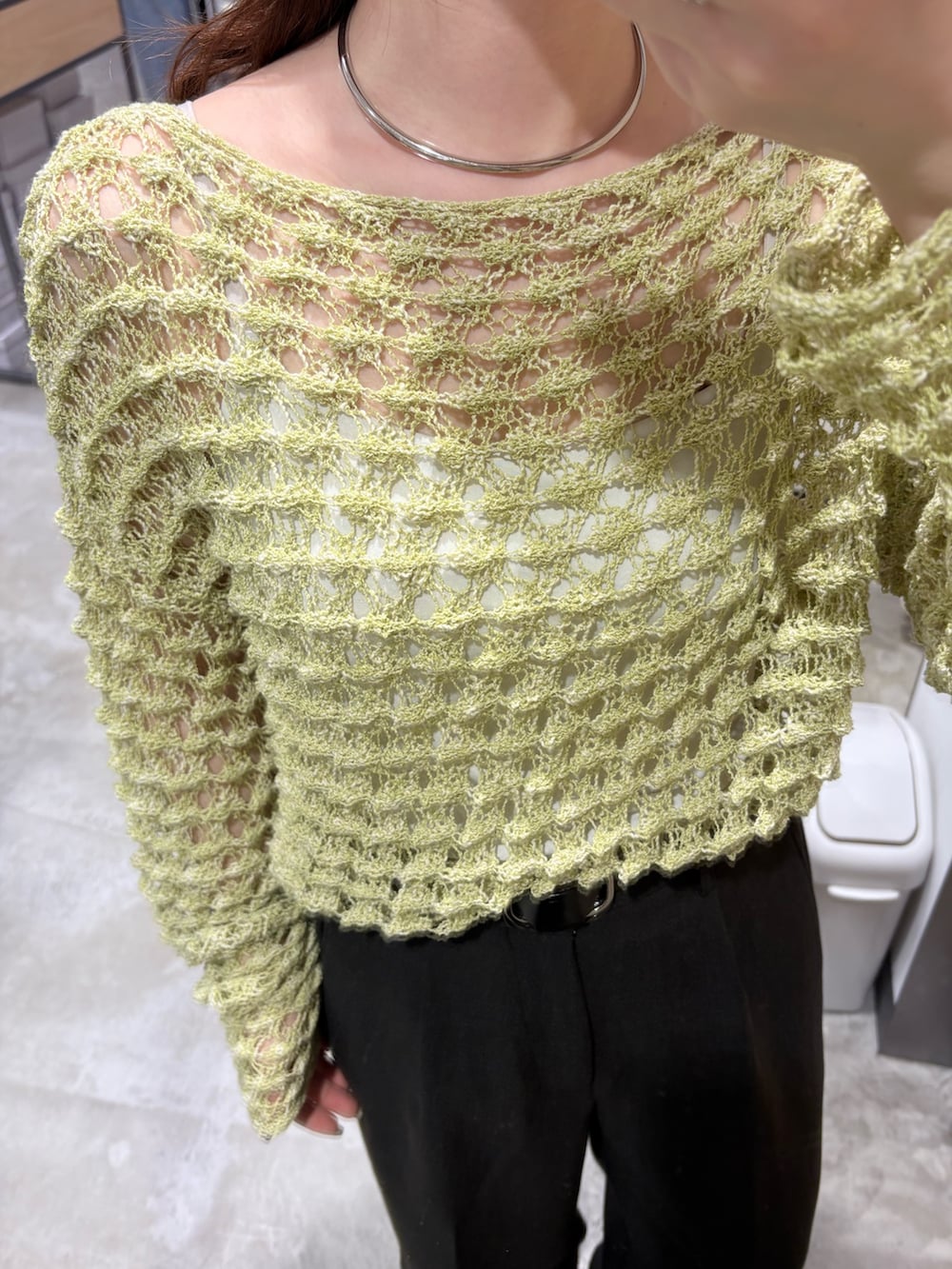 ブラック系のサンダル、グレー系のその他パンツ、グリーン系のニット/セーターを着用したレディースの春コーディネートの5枚目の写真