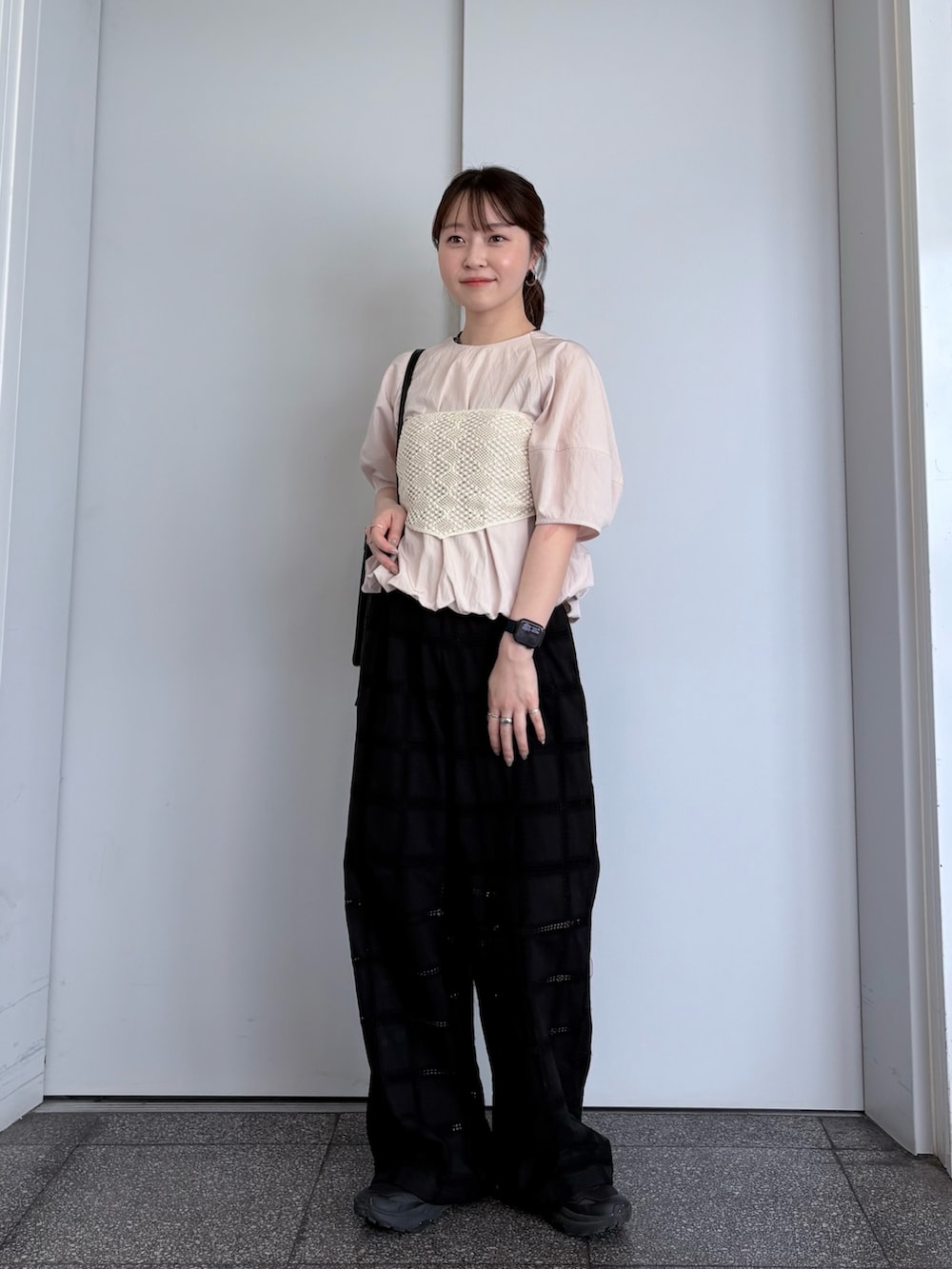 ピンク系のシャツ/ブラウス、ブラック系のその他パンツ、ブラック系のショルダーバッグを着用したレディースの夏コーディネートの2枚目の写真