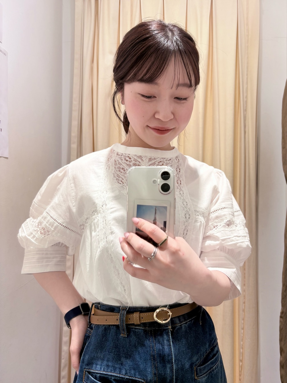 イエロー系のパンプス、ブラウン系のトートバッグ、ブルー系のデニムパンツを着用したレディースの春コーディネートの5枚目の写真