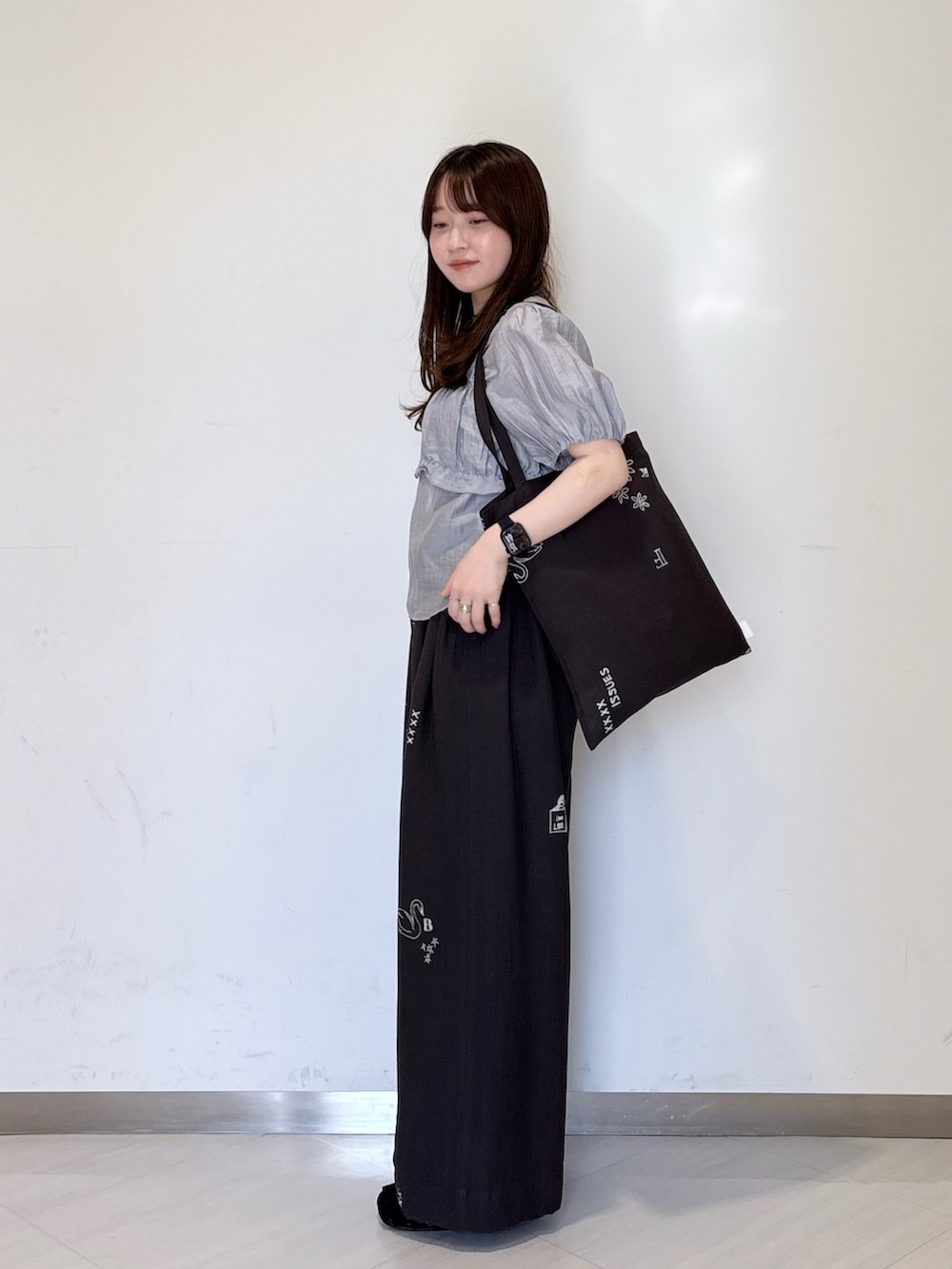 ブルー系のシャツ/ブラウス、ブラック系のサンダル、グレー系のその他パンツを着用したレディースの春コーディネートの3枚目の写真