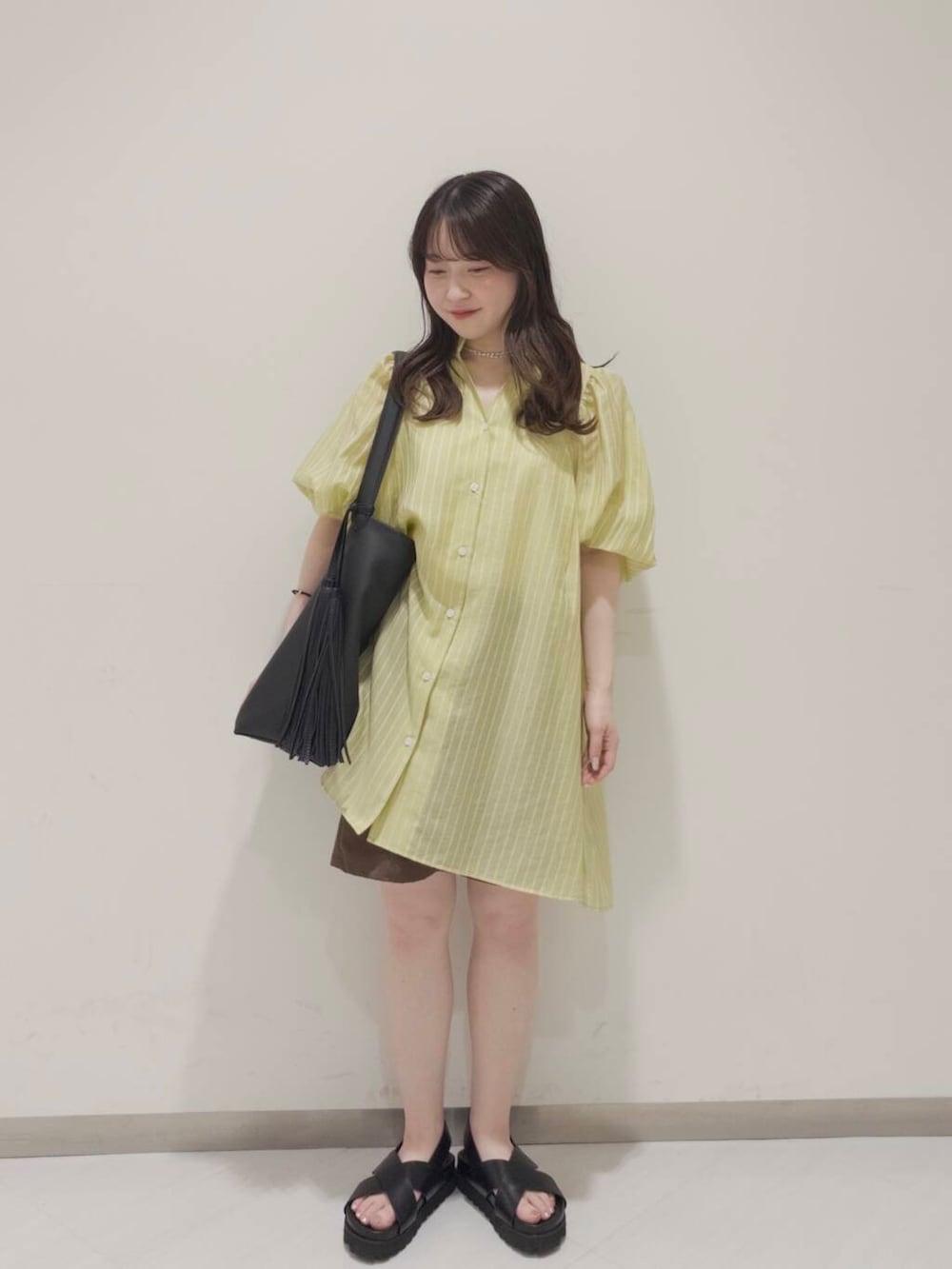 「KBF、休日スタイル、低身長コーデ、ラフコーデ、ミニワンピコーデ」｜「RODE SKOのタッセル付シンプルワンハンドルトート（トートバッグ、ブラック系）」を使った、さやかさん（レディース・152cm）の夏コーディネートの2枚目の写真