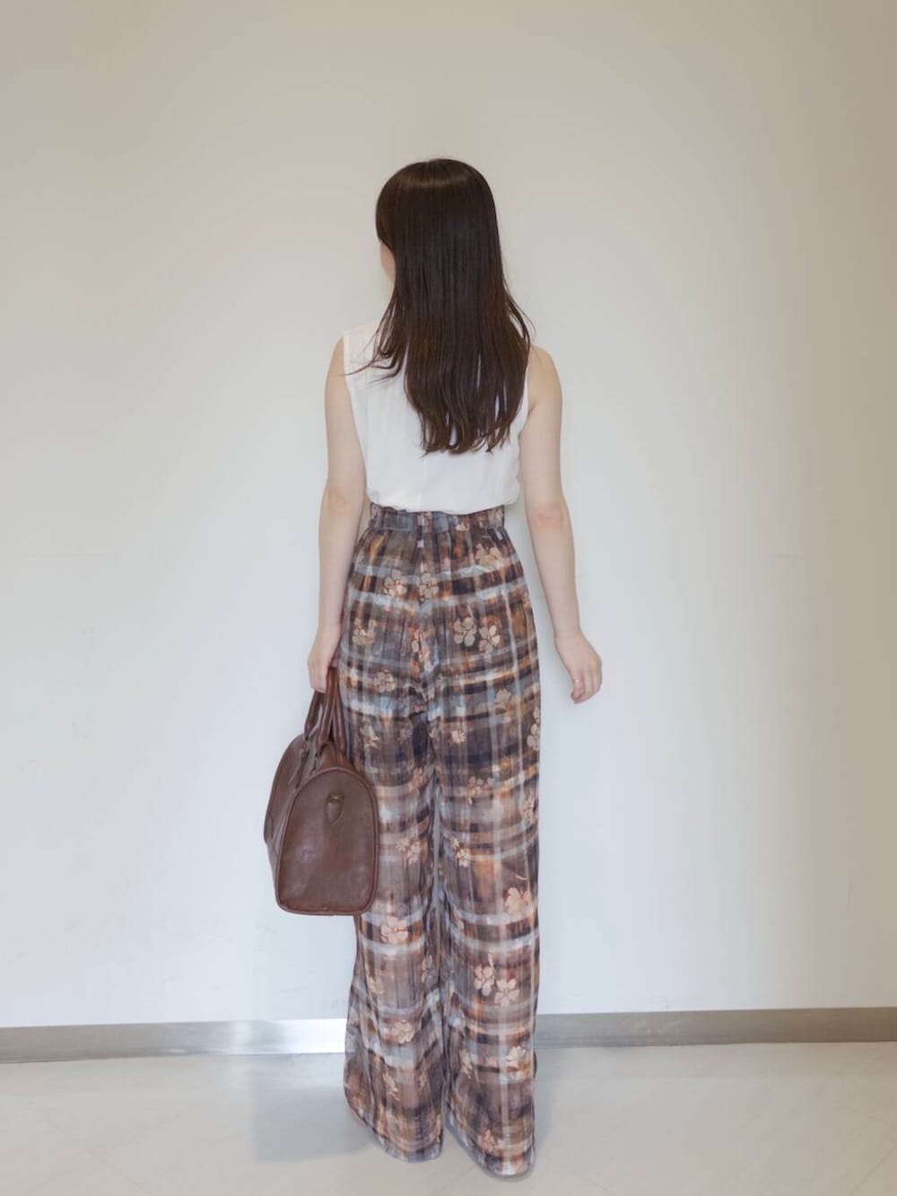 「KBF、夏コーデ、newarrival、休日スタイル、低身長コーデ、ラフコーデ、初夏パンツ、夏の涼しげパンツコーデ、トレンドシアーアイテム」｜「KBFのヴィンテージライクボストンBAG（ボストンバッグ、ブラウン系）」を使った、さやかさん（レディース・152cm）の夏コーディネートの2枚目の写真