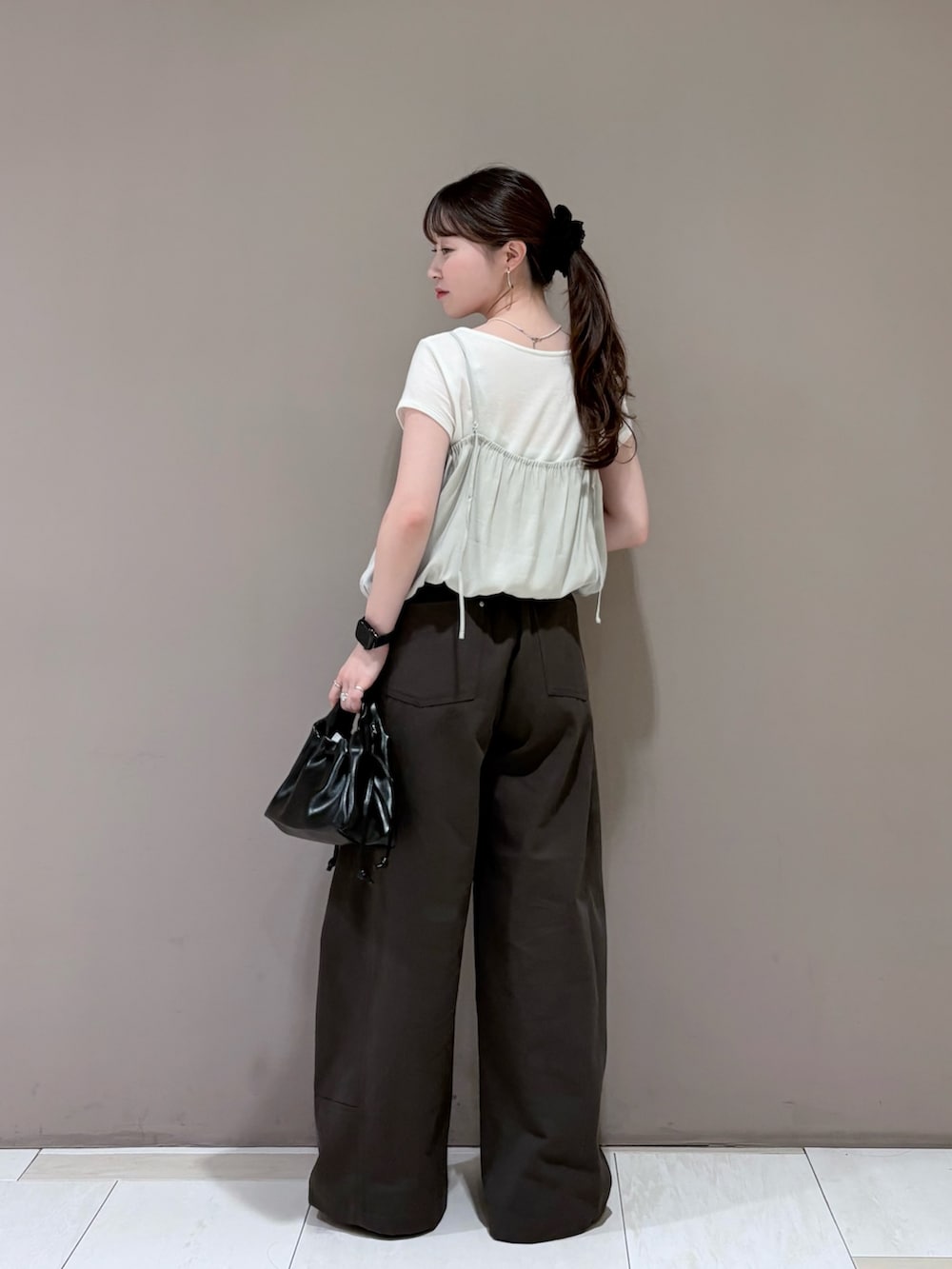 ホワイト系のTシャツ/カットソー、グレー系のその他トップス、ブラック系のハンドバッグを着用したレディースの夏コーディネートの3枚目の写真