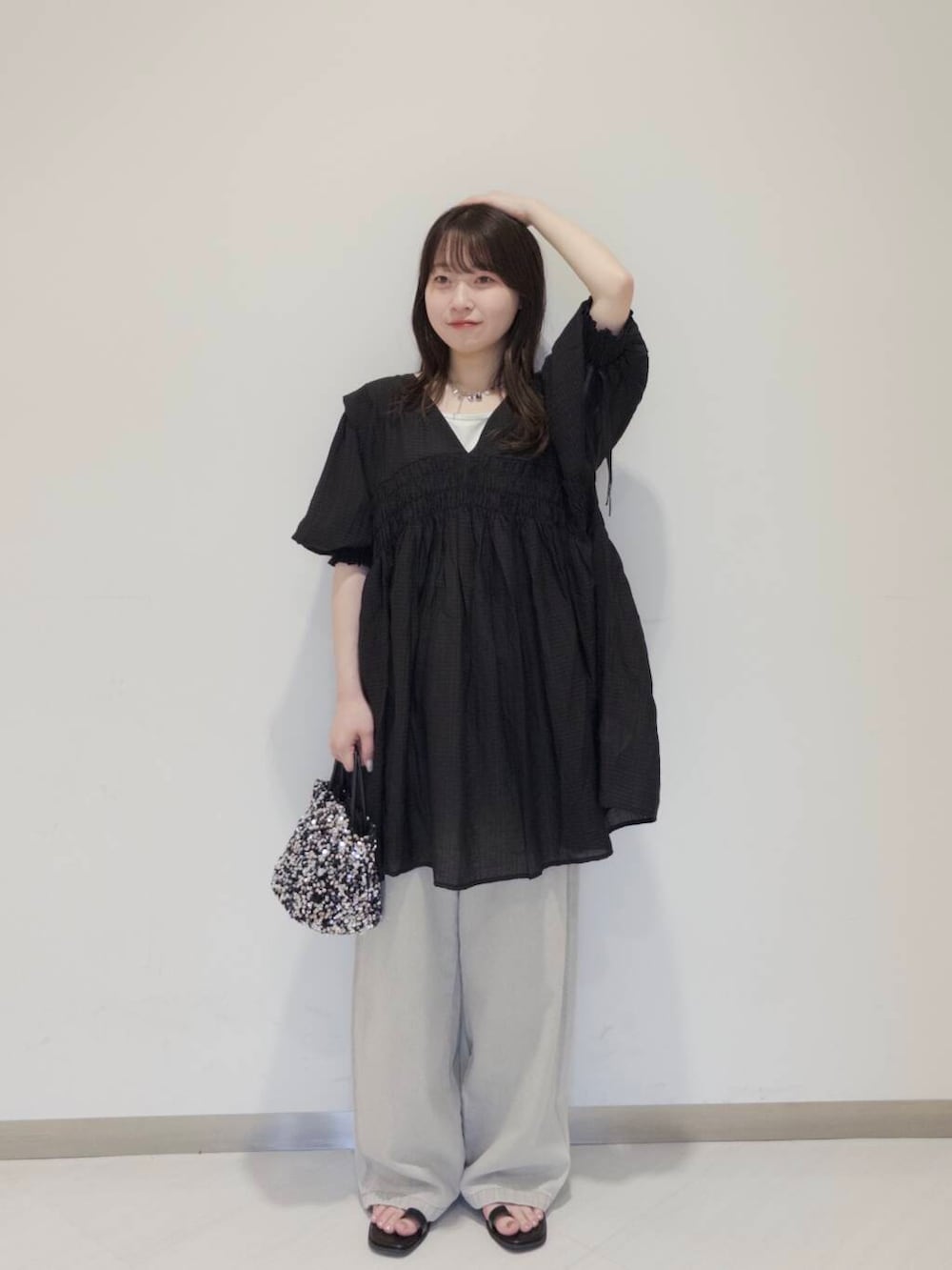 「KBF、春コーデ、夏コーデ、newarrival、デニムコーデ、休日スタイル、低身長コーデ、ラフコーデ、サンダルコーデ、シアートップス、お出かけコーデ、おでかけコーデ、旅行コーデ、シャーリングトップス、初夏のお出かけコーデ」｜「RODE SKOのチェーン付きスパンコールバッグ（ショルダーバッグ、シルバー系）」を使った、さやかさん（レディース・152cm）の夏コーディネートの2枚目の写真
