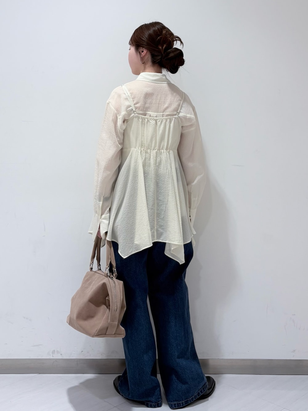 ホワイト系のシャツ/ブラウス、ブルー系のデニムパンツ、ブラック系のその他シューズを着用したレディースの春コーディネートの3枚目の写真