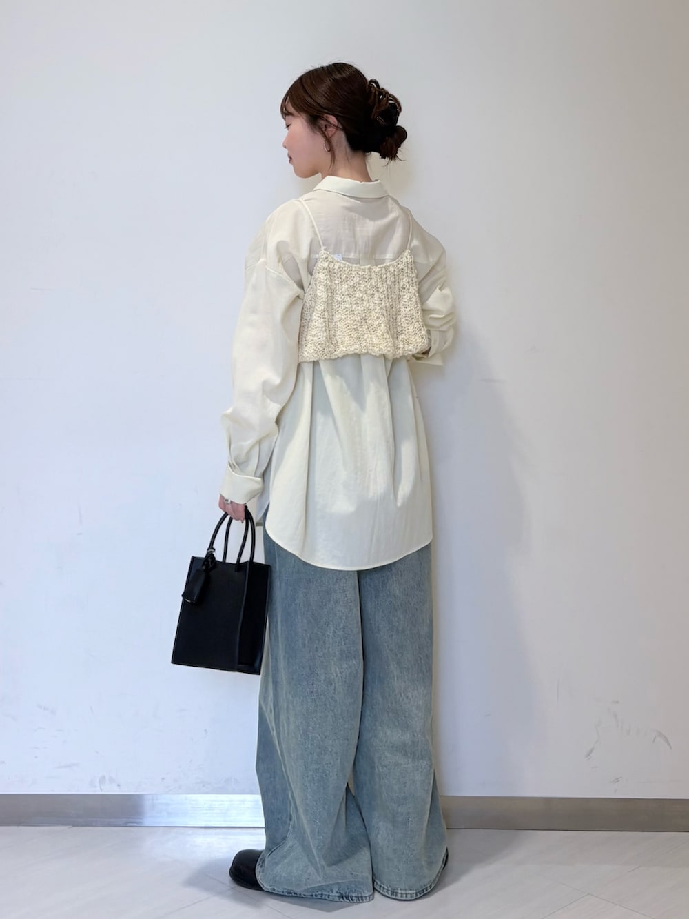 ホワイト系のシャツ/ブラウス、ブラック系のその他シューズ、ブラック系のハンドバッグを着用したレディースの春コーディネートの2枚目の写真