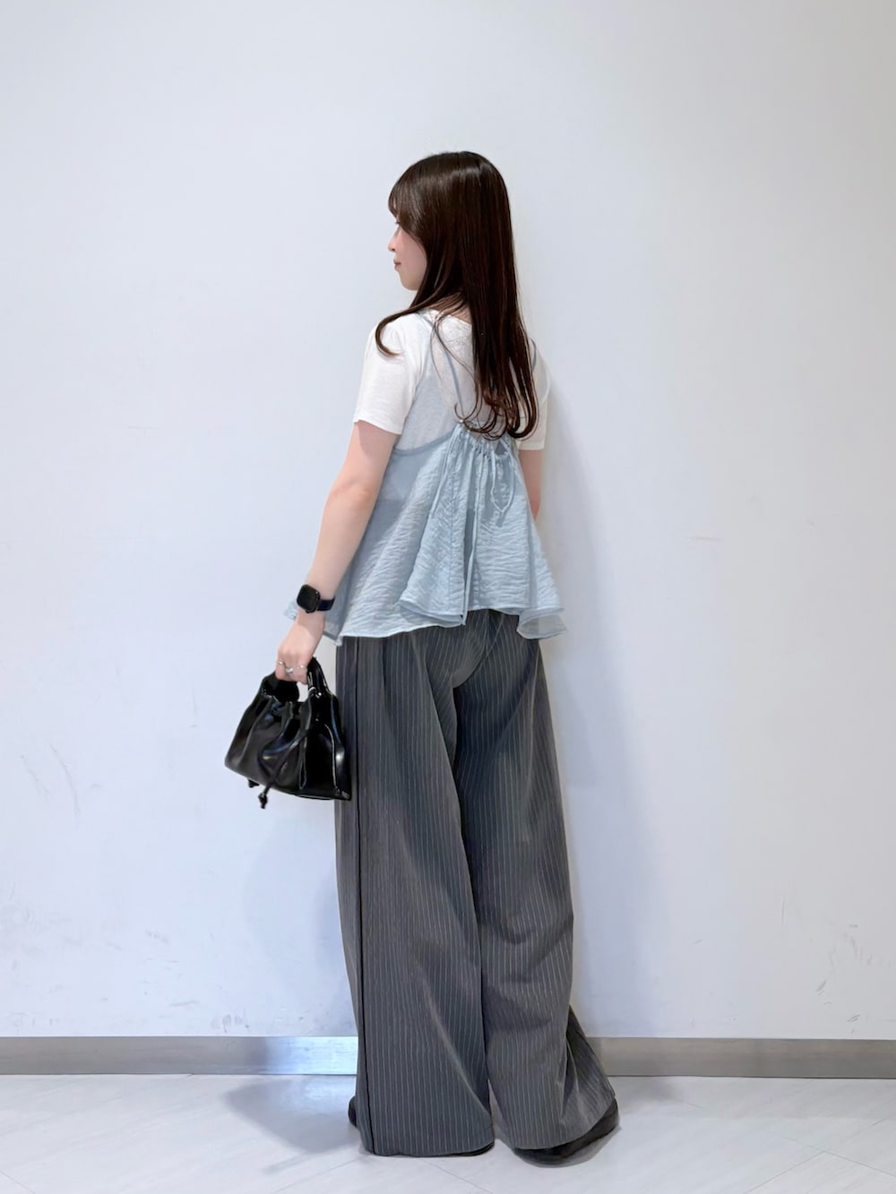 ホワイト系のTシャツ/カットソー、ブルー系のその他トップス、ブラック系のサンダルを着用したレディースの夏コーディネートの3枚目の写真