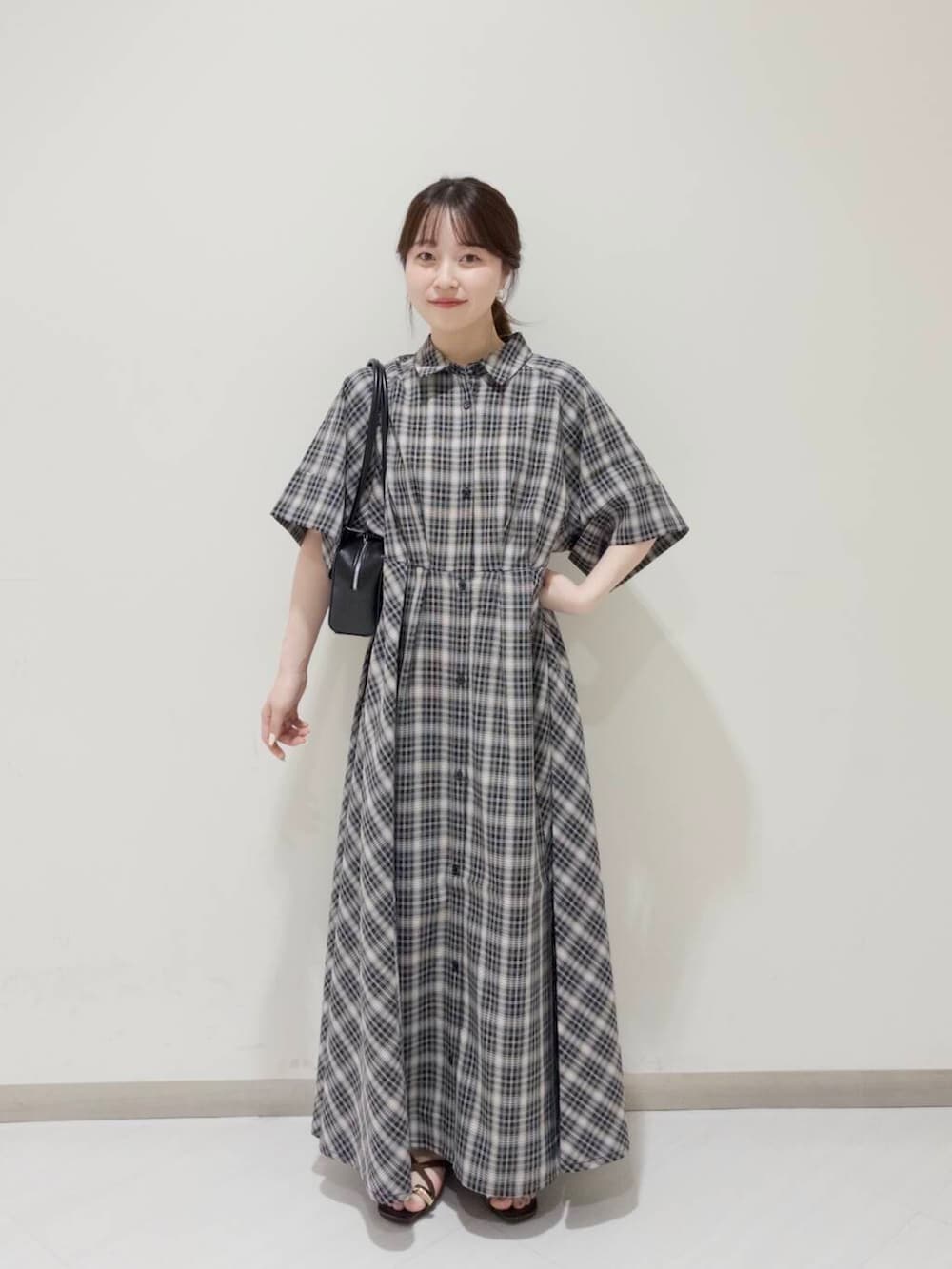 「KBF、シャツワンピ、夏コーデ、newarrival、休日スタイル、低身長コーデ、お出かけコーデ、ワンピースコーデ、チェックワンピース、旅行コーデ、ブルベ夏コーデ」｜「KBFのリップケース付きショルダーBAG（ショルダーバッグ、ブラック系）」を使った、さやかさん（レディース・152cm）の夏コーディネートの2枚目の写真