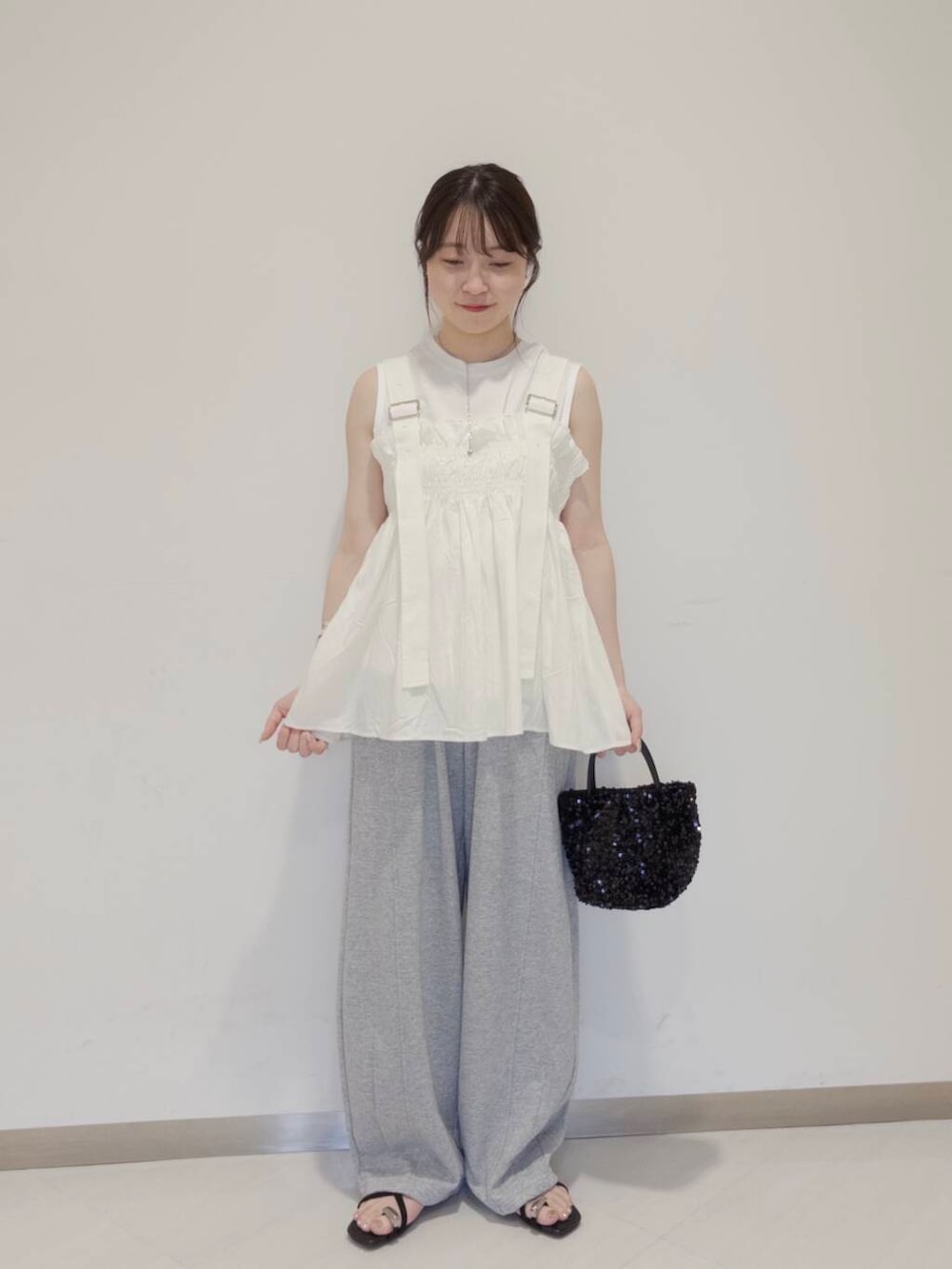 ブラック系のショルダーバッグ、グレー系のその他パンツ、ブラック系のサンダルを着用したレディースの夏コーディネートの2枚目の写真