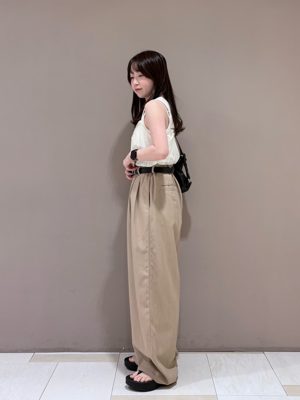 ホワイト系のタンクトップ、ホワイト系のキャミソール、ベージュ系のその他パンツを着用したレディースの夏コーディネートの2枚目の写真