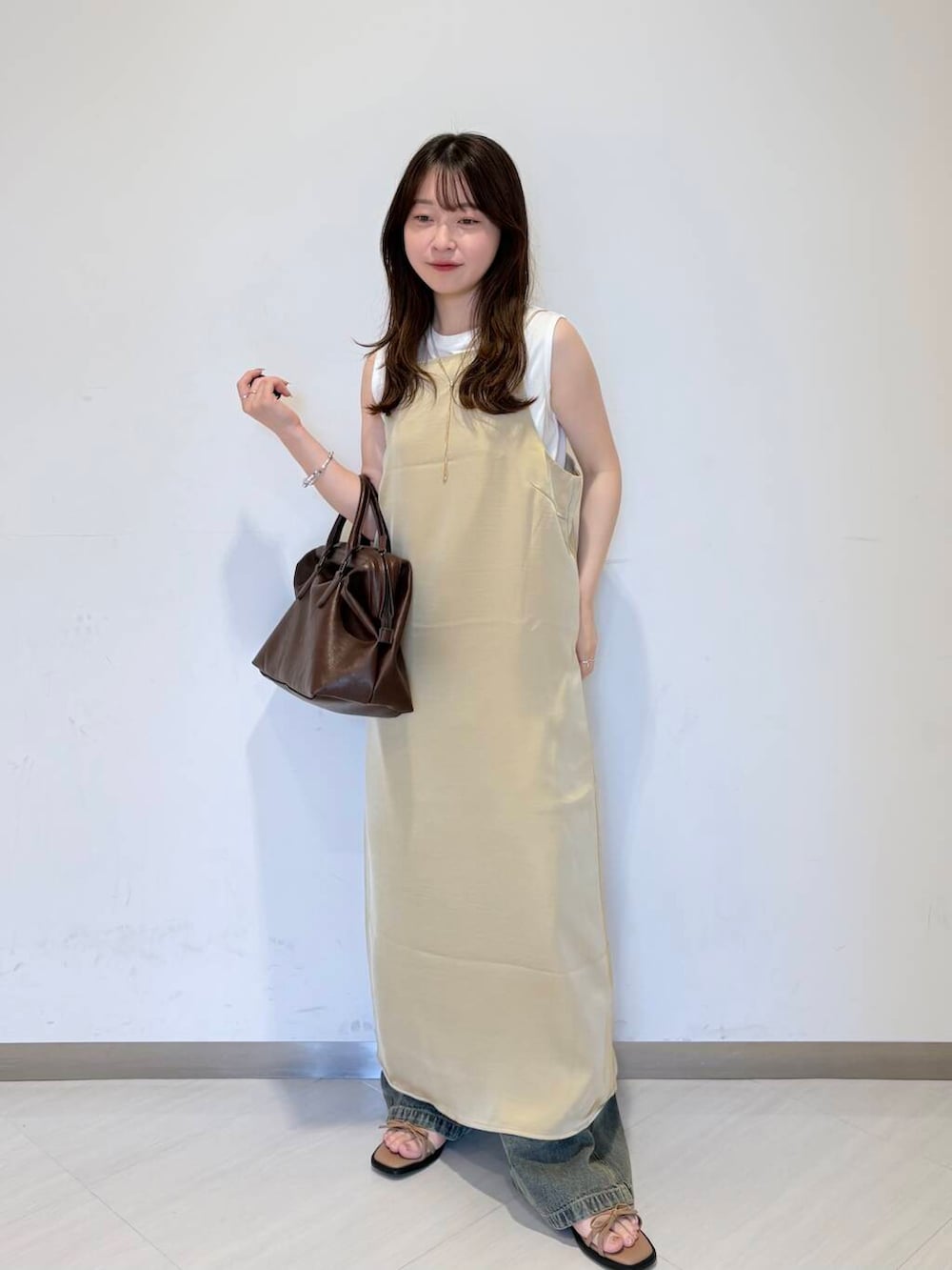 「デニム、KBF、レイヤード、夏コーデ、newarrival、休日スタイル、低身長コーデ、キャミワンピ、お出かけコーデ、おでかけコーデ、旅行コーデ、ブルベ夏コーデ、私が選ぶセールアイテム25ss」｜「KBFの『2サイズ展開』ドローストリングデニム（デニムパンツ、ブルー系）」を使った、さやかさん（レディース・152cm）の夏コーディネートの4枚目の写真