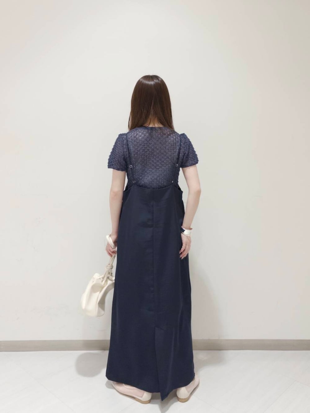 「ワントーンコーデ、KBF、夏コーデ、newarrival、サマーニット、休日スタイル、低身長コーデ、お出かけコーデ、ワンピースコーデ、おでかけコーデ、旅行コーデ、骨格ウェーブ、初夏のお出かけコーデ、ブルベ夏コーデ」｜「SMELLYのニュアンスメタルワイドバングル（バングル/リストバンド、シルバー系）」を使った、さやかさん（レディース・152cm）の春コーディネートの3枚目の写真