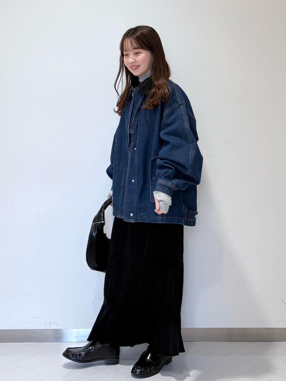 ブルー系のブルゾン、ブラック系のワンピース、ブラック系のその他シューズを着用したレディースの秋コーディネートの3枚目の写真