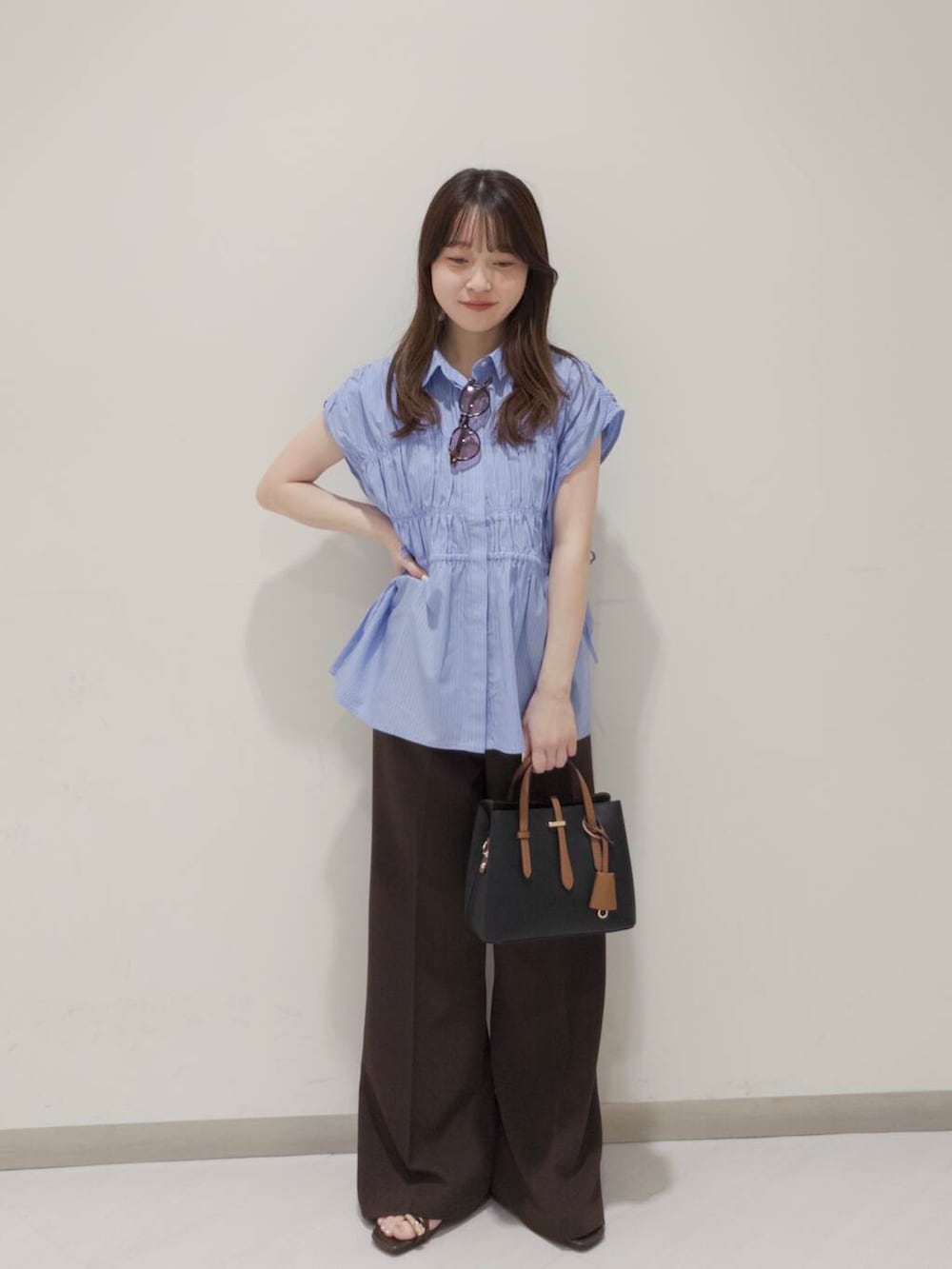 「KBF、夏コーデ、newarrival、休日スタイル、低身長コーデ、フレアパンツ、お出かけコーデ、おでかけコーデ、ブルーシャツ、旅行コーデ、ブルベ夏コーデ」｜「RODE SKOのチャーム付ミニバッグ『Ssize』（トートバッグ、ブラック系）」を使った、さやかさん（レディース・152cm）の夏コーディネートの2枚目の写真