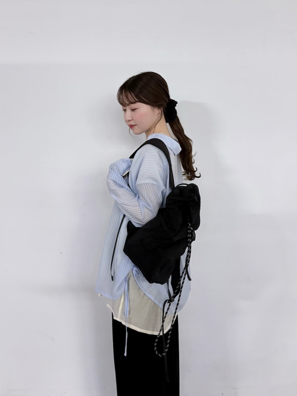 ブルー系のシャツ/ブラウス、ブラック系のその他パンツを着用したレディースの夏コーディネートの4枚目の写真
