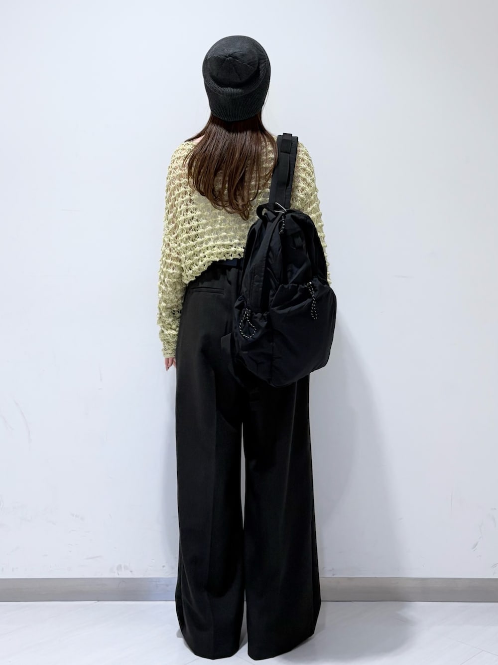 ブラック系のサンダル、グレー系のその他パンツ、グリーン系のニット/セーターを着用したレディースの春コーディネートの3枚目の写真