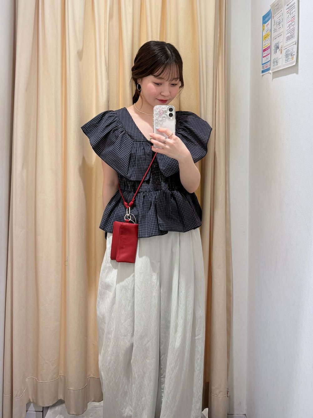 ブルー系のシャツ/ブラウス、ブルー系のその他パンツ、ブラック系のサンダルを着用したレディースの夏コーディネートの6枚目の写真