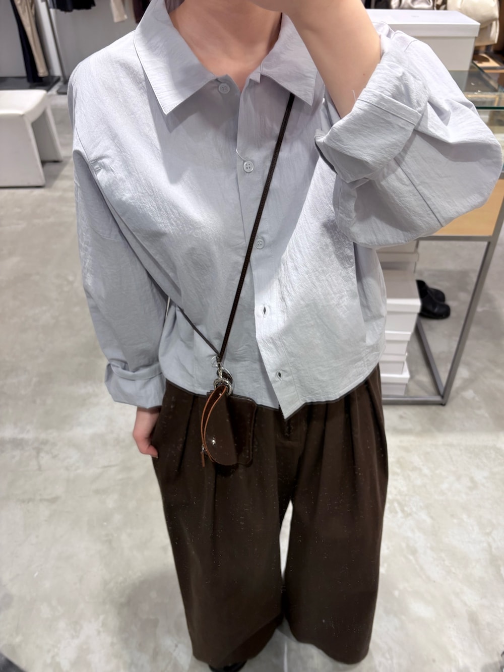 ブルー系のシャツ/ブラウス、ブラウン系のその他パンツ、ブラック系のサンダルを着用したレディースの春コーディネートの5枚目の写真