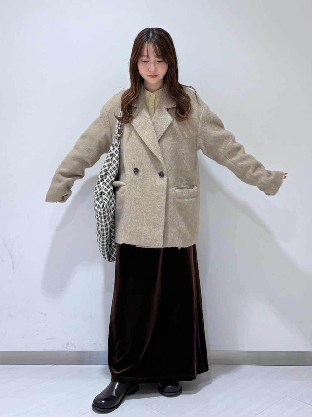 イエロー系のシャツ/ブラウス、ブラウン系のスカート、ブラック系のその他シューズを着用したレディースの秋コーディネートの4枚目の写真