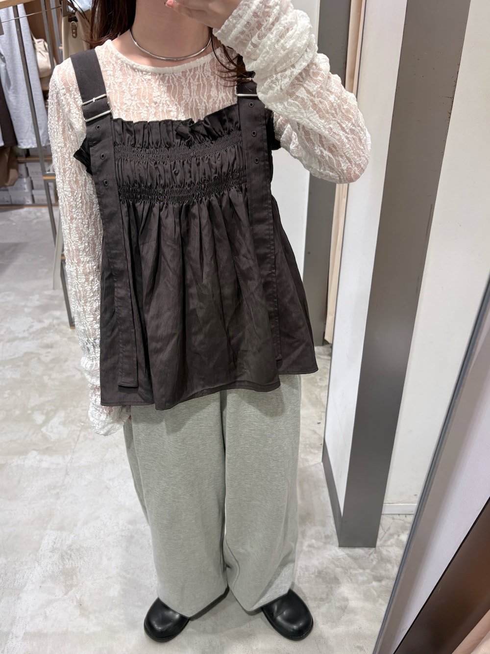 ホワイト系のTシャツ/カットソー、グレー系のその他トップス、ブラック系のその他シューズを着用したレディースの春コーディネートの5枚目の写真