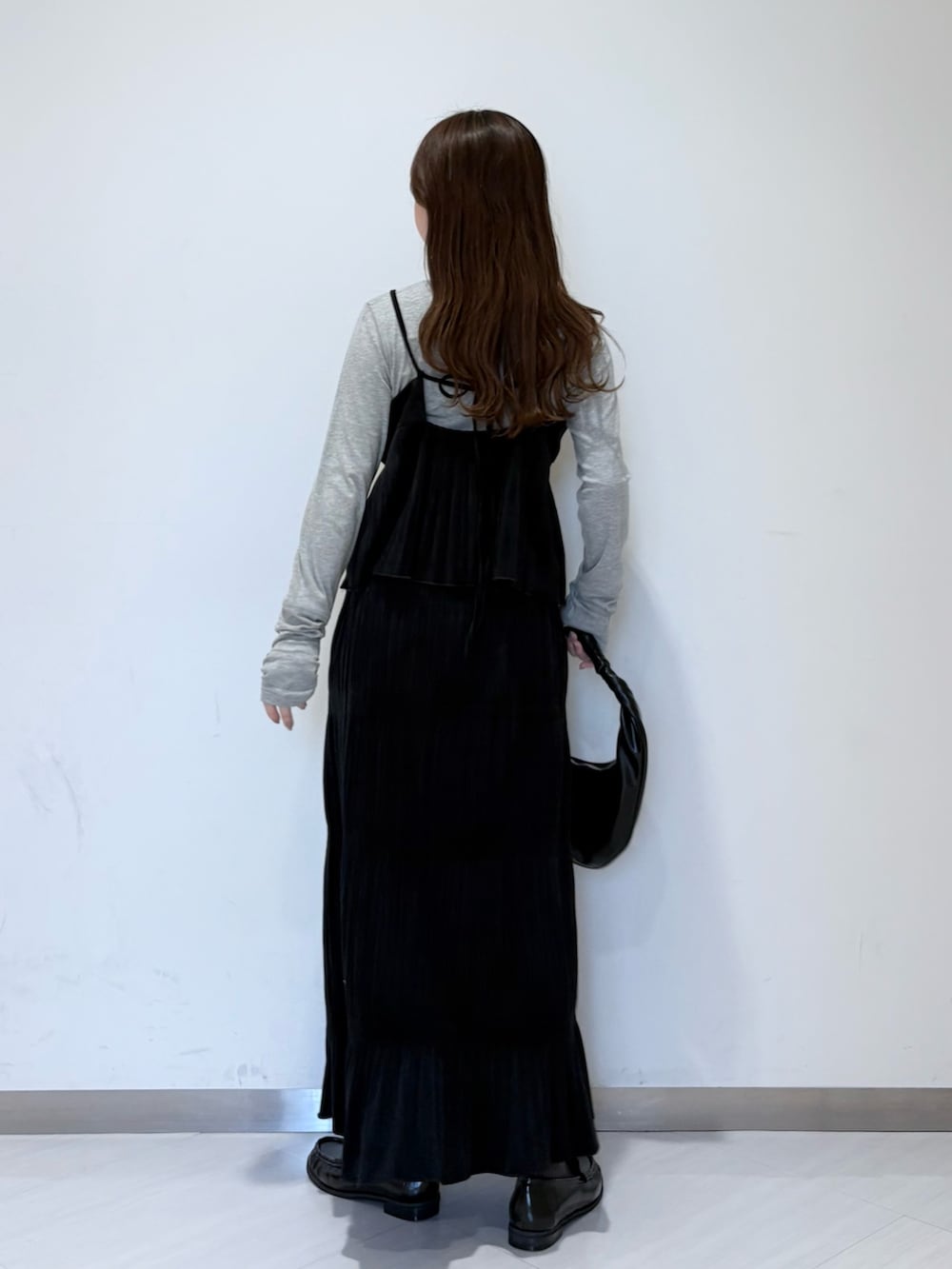 ブルー系のブルゾン、ブラック系のワンピース、ブラック系のその他シューズを着用したレディースの秋コーディネートの5枚目の写真