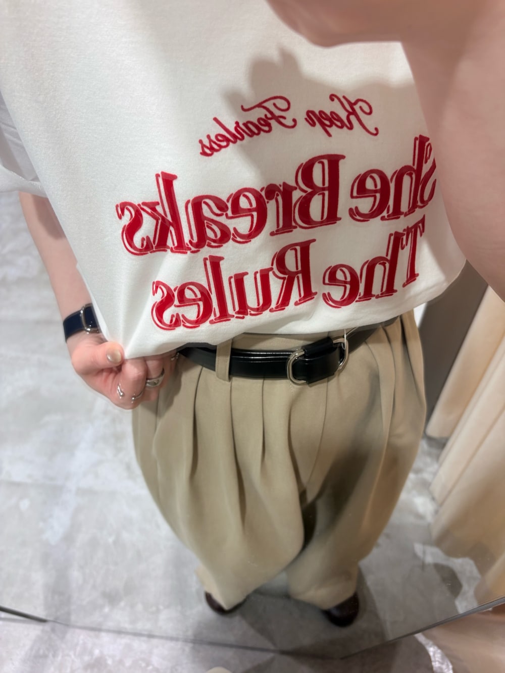 ホワイト系のTシャツ/カットソー、ベージュ系のその他パンツ、ブラウン系のその他シューズを着用したレディースの夏コーディネートの4枚目の写真