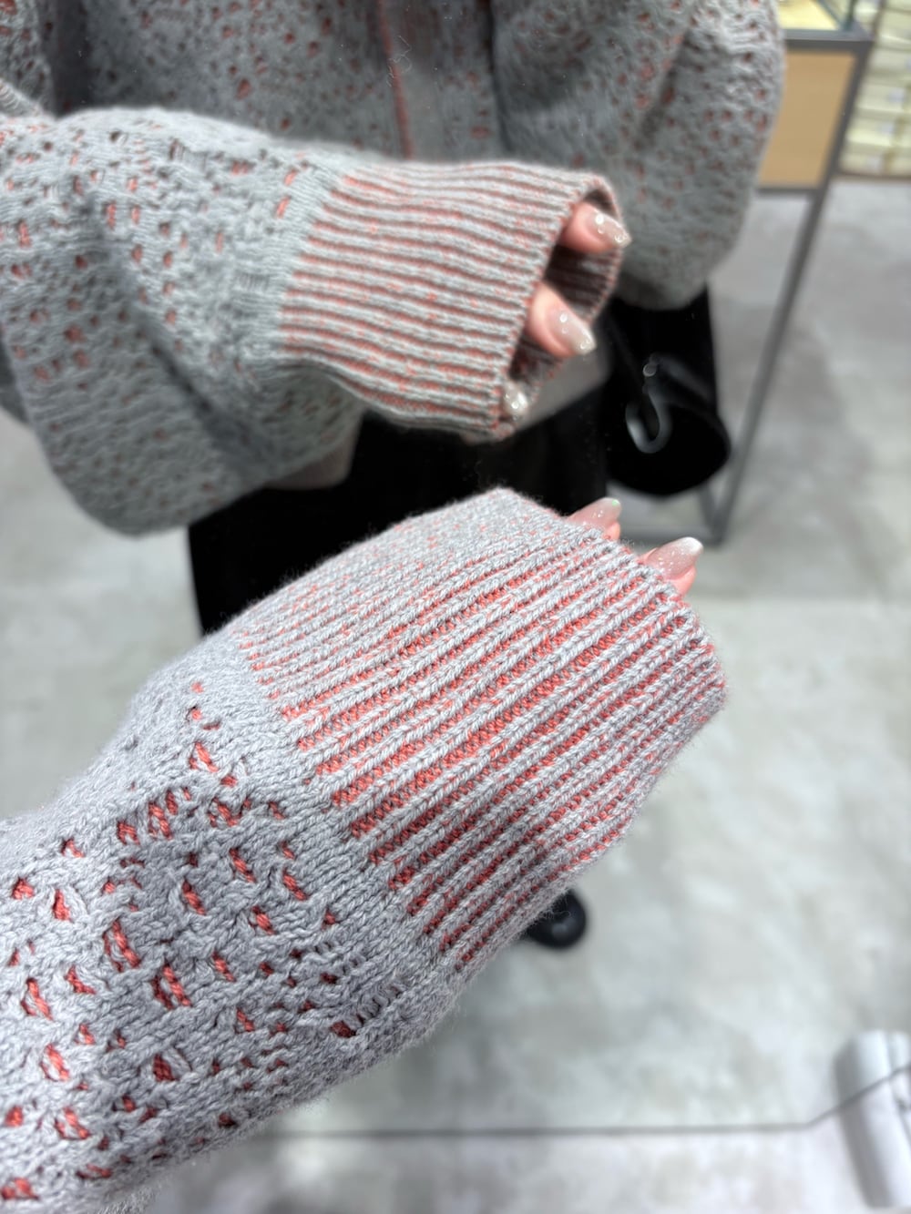 グレー系のニット/セーター、ブラック系のその他シューズ、ブラック系のデニムパンツを着用したレディースの秋コーディネートの4枚目の写真