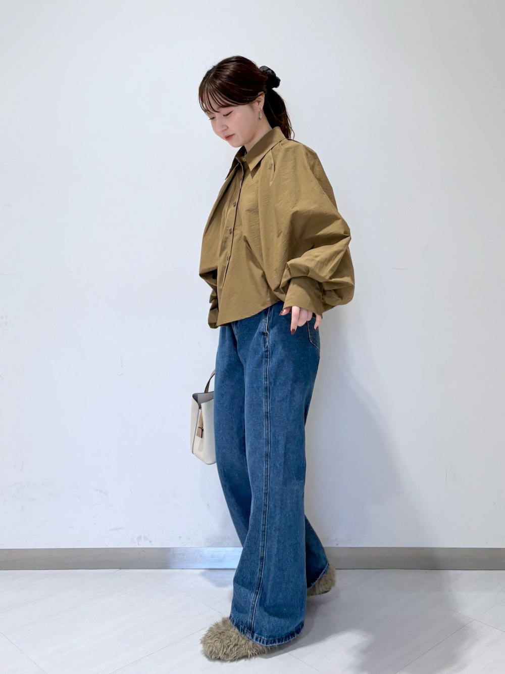 ブラウン系のシャツ/ブラウス、ブルー系のデニムパンツ、ベージュ系のその他シューズを着用したレディースの秋コーディネートの3枚目の写真