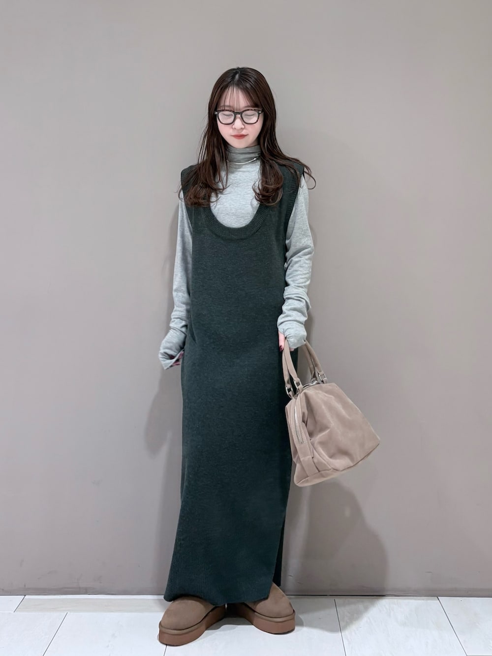 グレー系のTシャツ/カットソー、グレー系のワンピース、ベージュ系のボストンバッグを着用したレディースの冬コーディネートの5枚目の写真