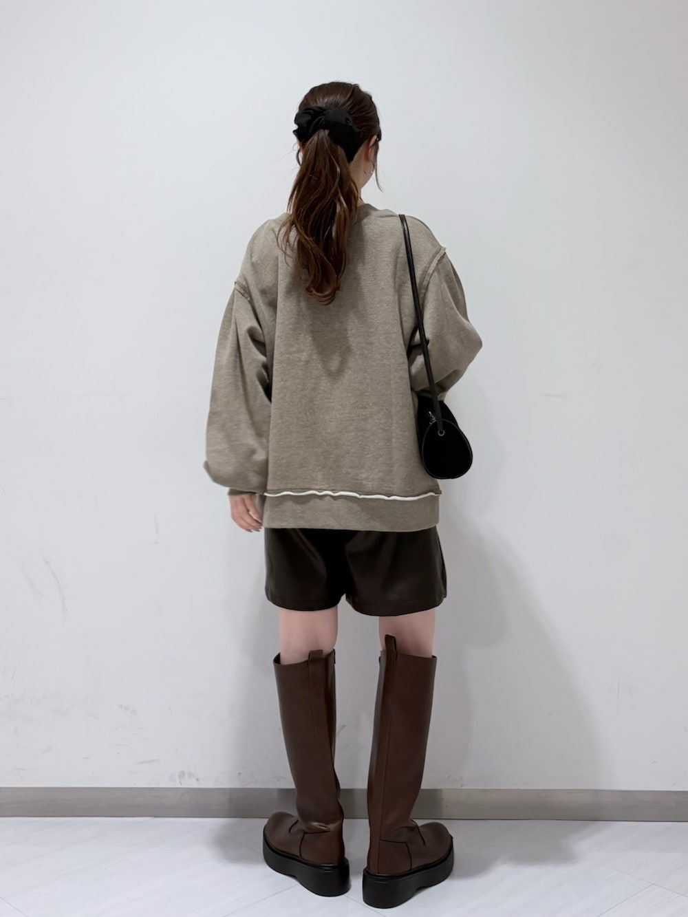 ブルー系のその他アウター、ベージュ系のTシャツ/カットソー、ブラウン系のその他パンツを着用したレディースの秋コーディネートの4枚目の写真