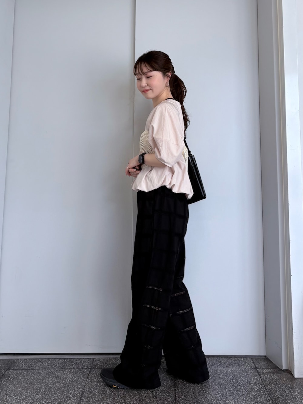 ピンク系のシャツ/ブラウス、ブラック系のその他パンツ、ブラック系のショルダーバッグを着用したレディースの夏コーディネートの4枚目の写真