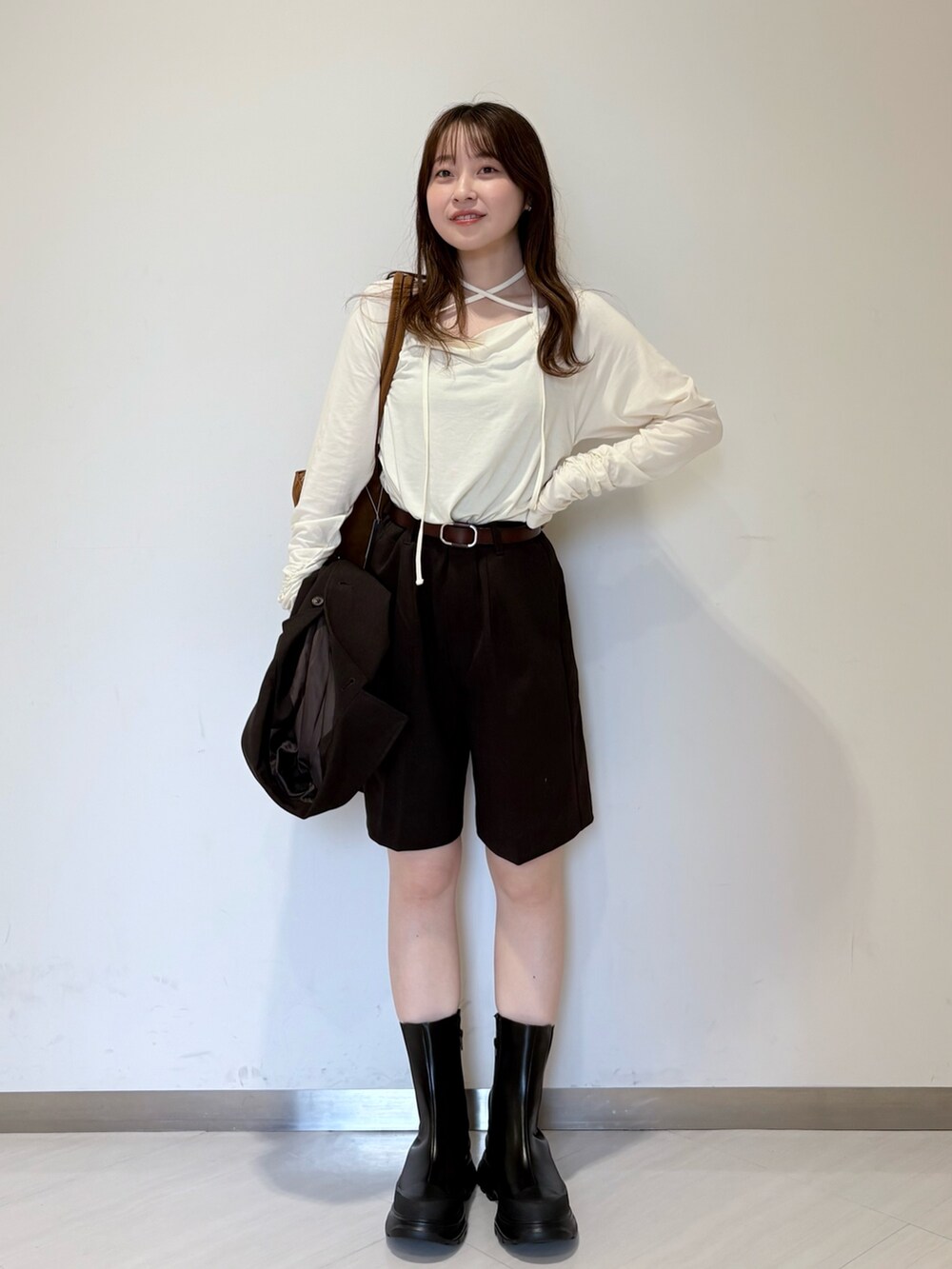 ブラウン系のその他アウター、ブラウン系のその他パンツ、ブラック系のブーツを着用したレディースの秋コーディネートの3枚目の写真