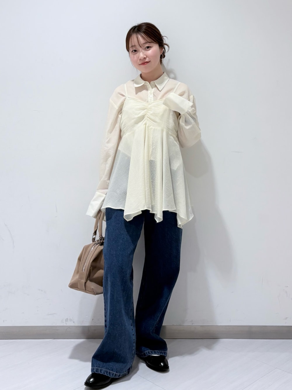 ホワイト系のシャツ/ブラウス、ブルー系のデニムパンツ、ブラック系のその他シューズを着用したレディースの春コーディネートの2枚目の写真