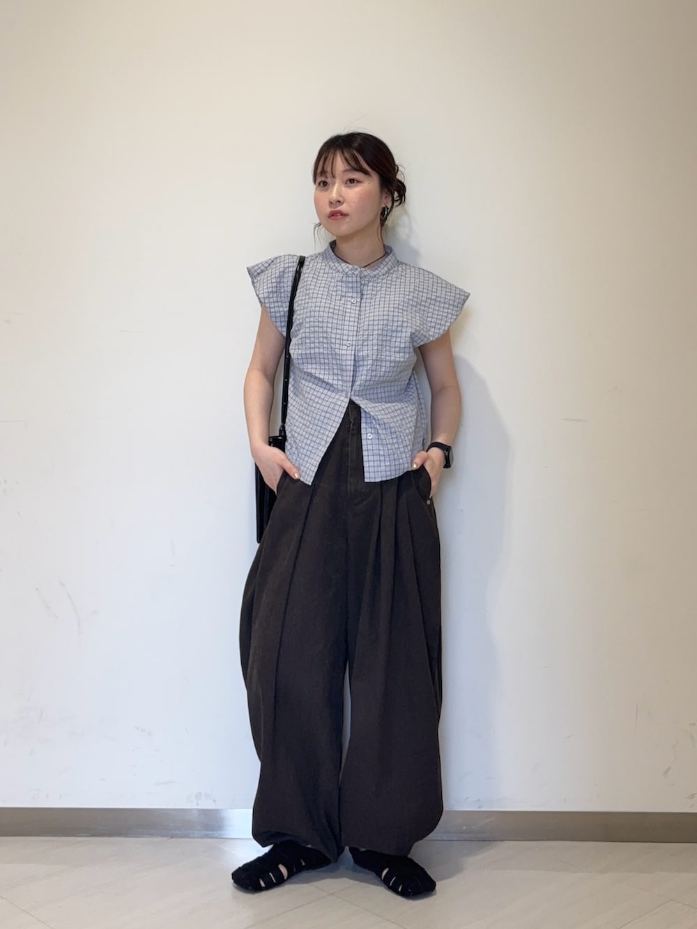 ブルー系のシャツ/ブラウス、ブラック系のサンダル、ブラウン系のその他パンツを着用したレディースの夏コーディネートの5枚目の写真
