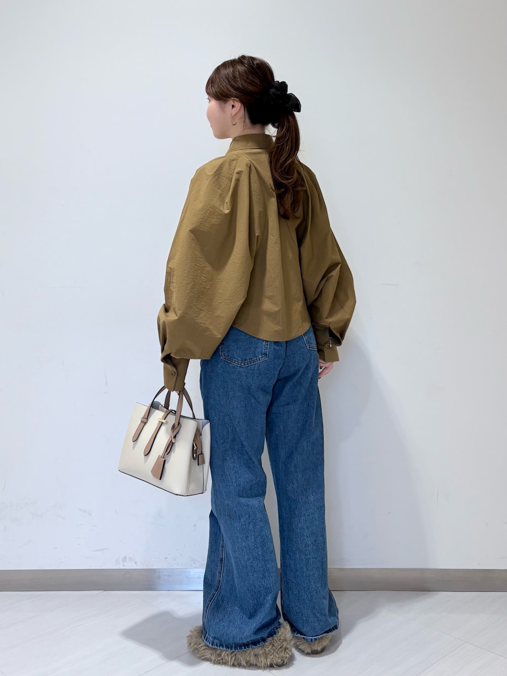ブラウン系のシャツ/ブラウス、ブルー系のデニムパンツ、ベージュ系のその他シューズを着用したレディースの秋コーディネートの2枚目の写真