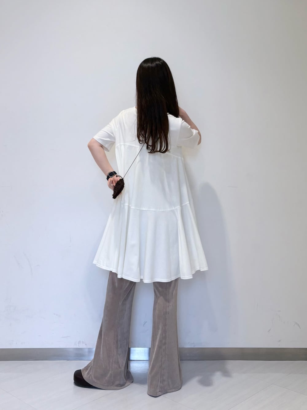 ピンク系のワンピース、ベージュ系のその他パンツ、ブラウン系のその他シューズを着用したレディースの夏コーディネートの3枚目の写真