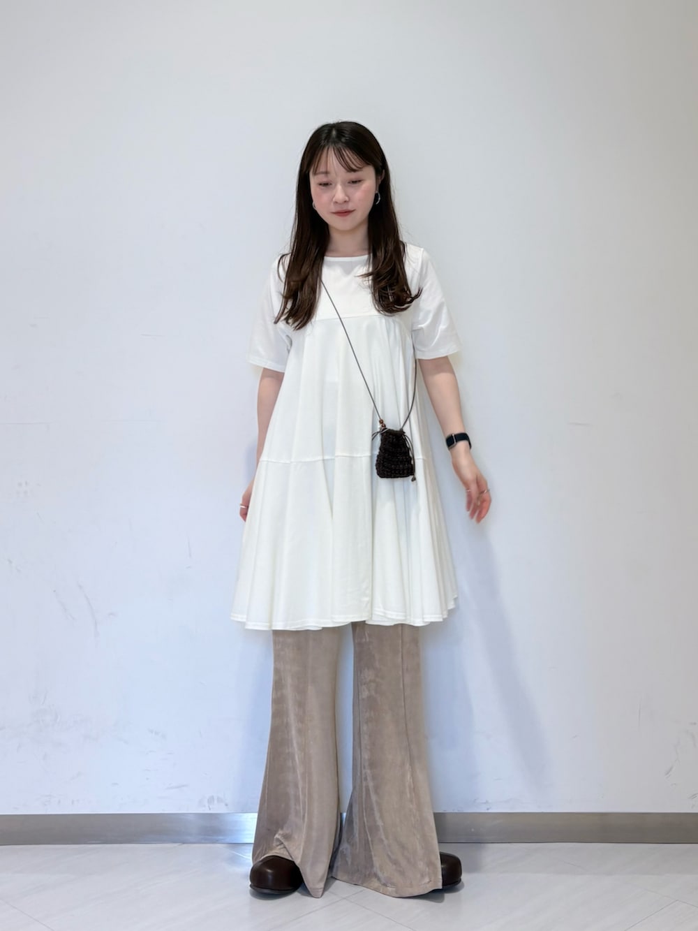 ピンク系のワンピース、ベージュ系のその他パンツ、ブラウン系のその他シューズを着用したレディースの夏コーディネートの4枚目の写真