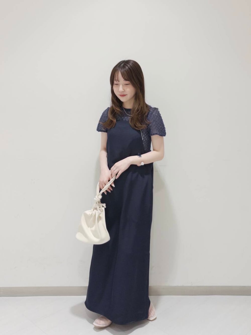 「ワントーンコーデ、KBF、夏コーデ、newarrival、サマーニット、休日スタイル、低身長コーデ、お出かけコーデ、ワンピースコーデ、おでかけコーデ、旅行コーデ、骨格ウェーブ、初夏のお出かけコーデ、ブルベ夏コーデ」｜「SMELLYのニュアンスメタルワイドバングル（バングル/リストバンド、シルバー系）」を使った、さやかさん（レディース・152cm）の春コーディネートの2枚目の写真
