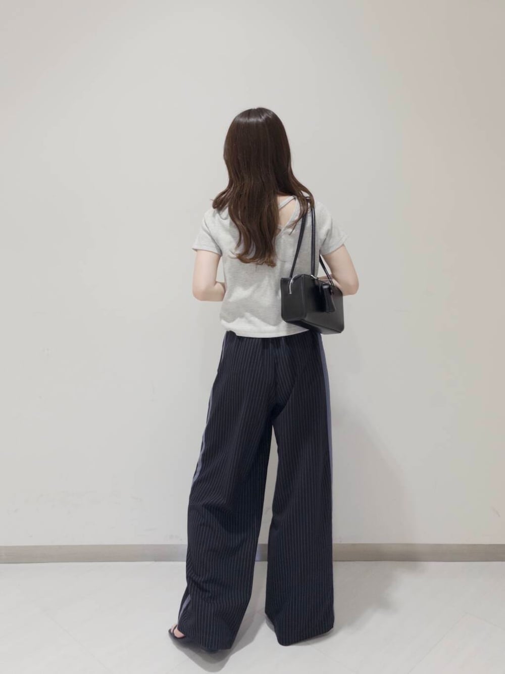 「KBF、ストライプパンツ、夏コーデ、newarrival、休日スタイル、低身長コーデ、ラフコーデ、ブルベ夏コーデ、酒落見えイージーパンツ×サンダル」｜「KBFのリップケース付きショルダーBAG（ショルダーバッグ、ブラック系）」を使った、さやかさん（レディース・152cm）の夏コーディネートの3枚目の写真