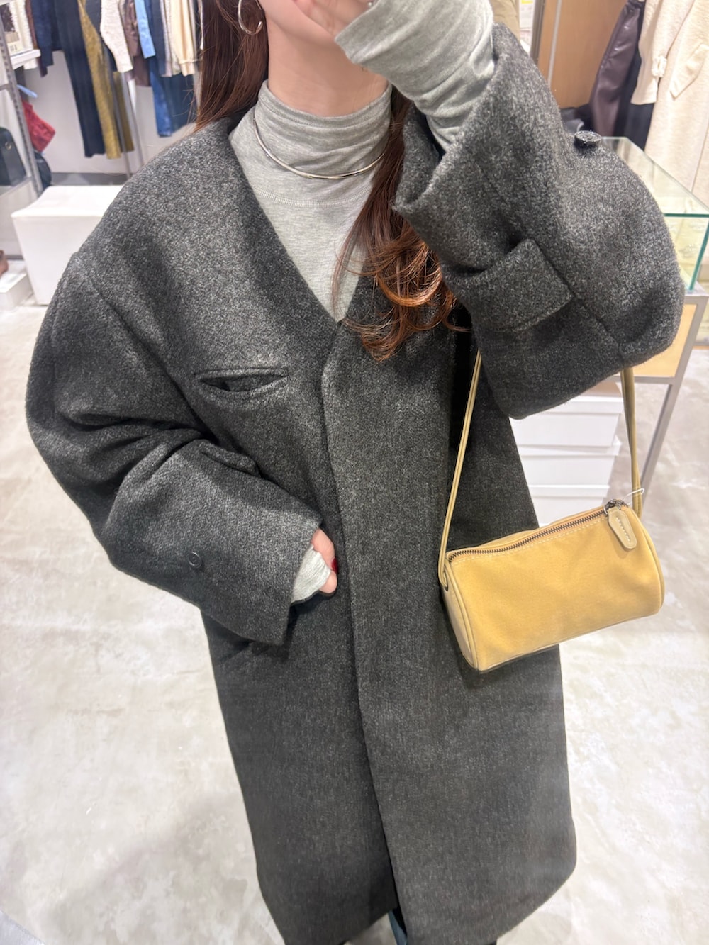 グレー系のその他アウター、グレー系のTシャツ/カットソー、ブラック系のワンピースを着用したレディースの冬コーディネートの4枚目の写真