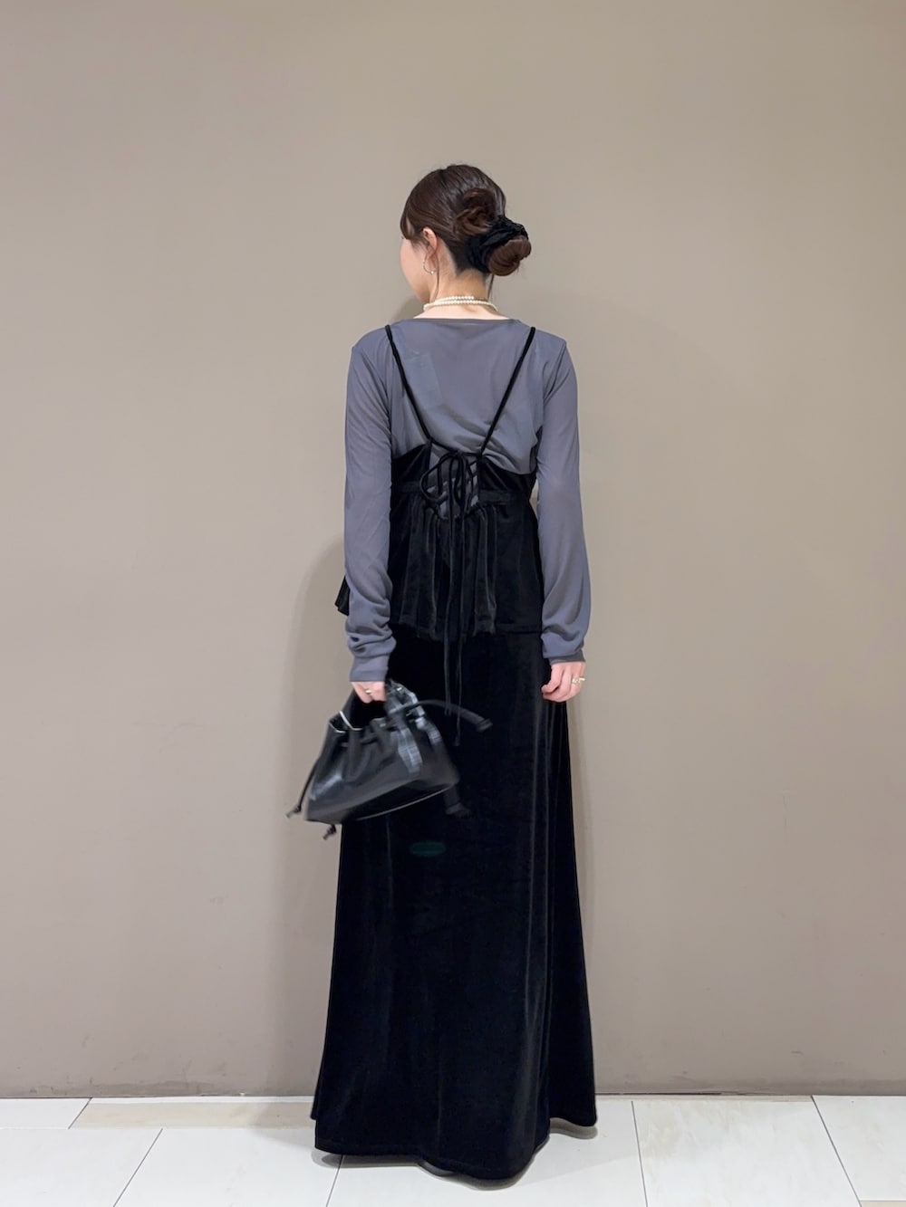 グレー系のTシャツ/カットソー、ブラック系のセットアップ、ブラック系のハンドバッグを着用したレディースの秋コーディネートの3枚目の写真