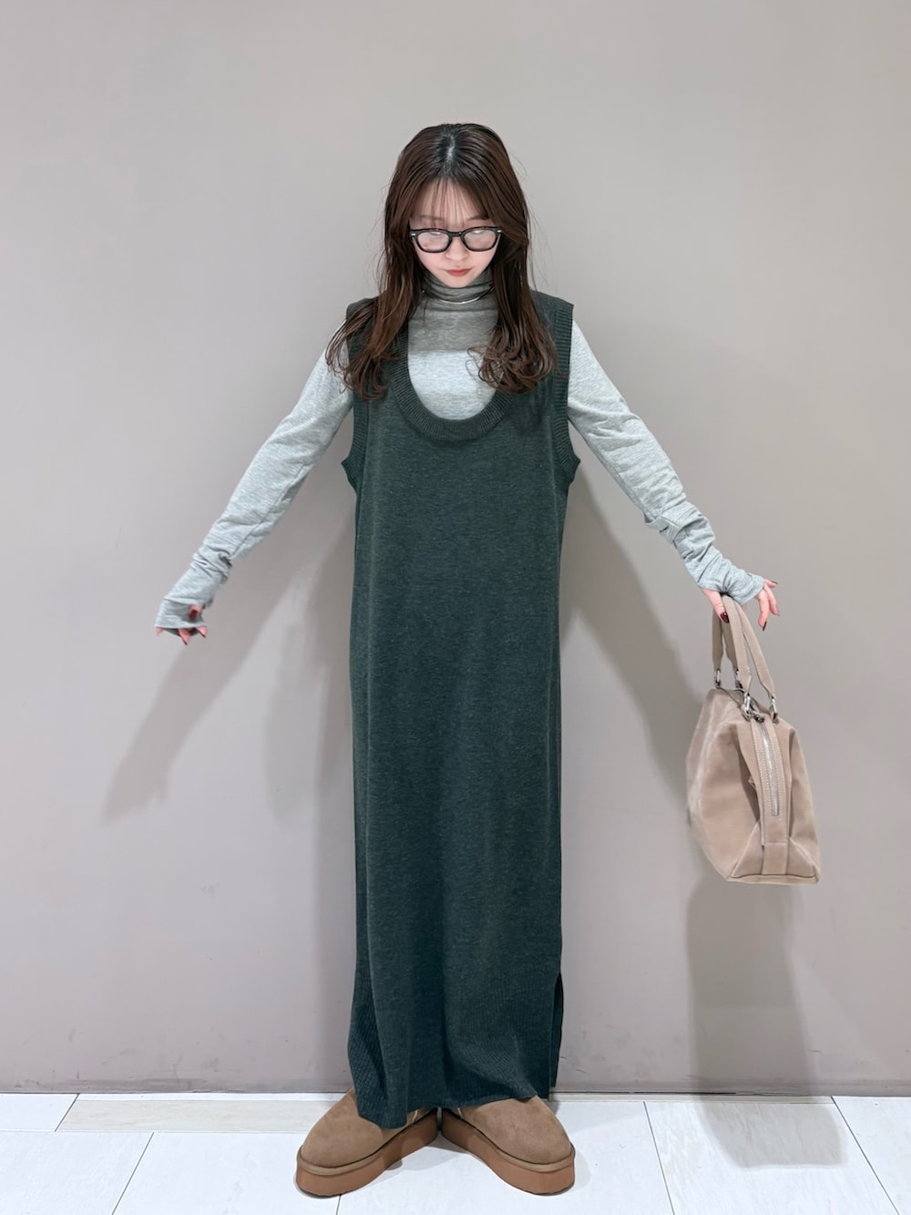 グレー系のTシャツ/カットソー、グレー系のワンピース、ベージュ系のボストンバッグを着用したレディースの冬コーディネートの4枚目の写真