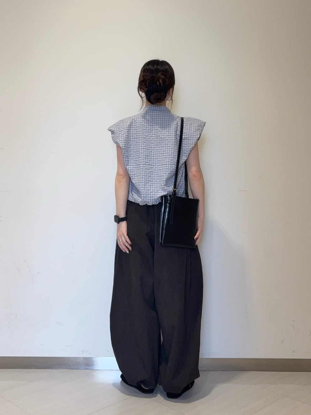 ブルー系のシャツ/ブラウス、ブラック系のサンダル、ブラウン系のその他パンツを着用したレディースの夏コーディネートの3枚目の写真