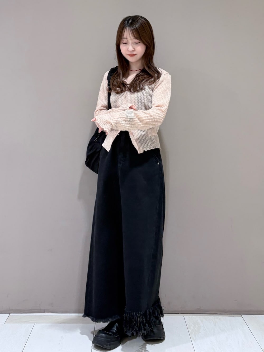 ピンク系のTシャツ/カットソー、ブラック系のスカート、ブラック系のバックパック/リュックを着用したレディースの春コーディネートの4枚目の写真