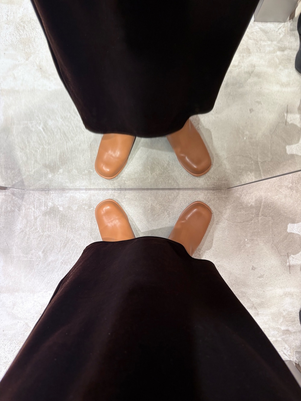 ブルー系のニット/セーター、ブラウン系のスカート、ブラウン系のブーツを着用したレディースの秋コーディネートの6枚目の写真