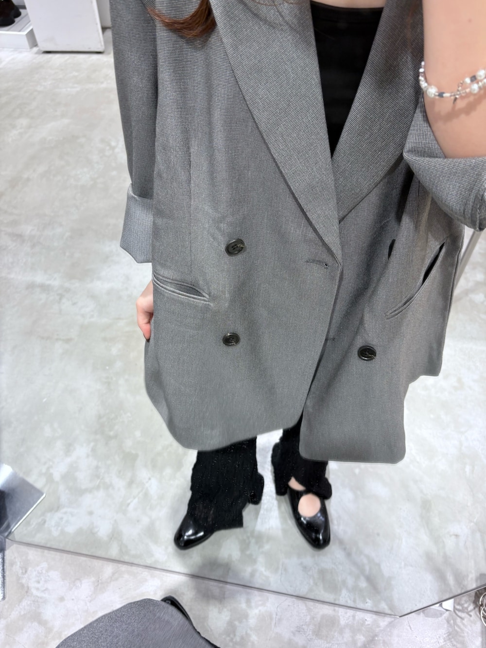 「オトナカジュアル、おでかけコーデ、パンツスタイル、秋のコーデ、秋服、キレイめカジュアル、大人かわいい、パンツコーデ、チェック、KBF、ジャケット」｜「KBFのメリージェーンローファー（ローファー、ブラック系）」を使った、さやかさん（骨格ウェーブ・レディース・152cm）の夏コーディネートの3枚目の写真