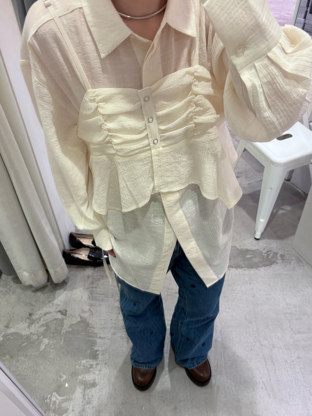 ブラウン系のその他アウター、ホワイト系のシャツ/ブラウス、ブルー系のデニムパンツを着用したレディースの秋コーディネートの6枚目の写真