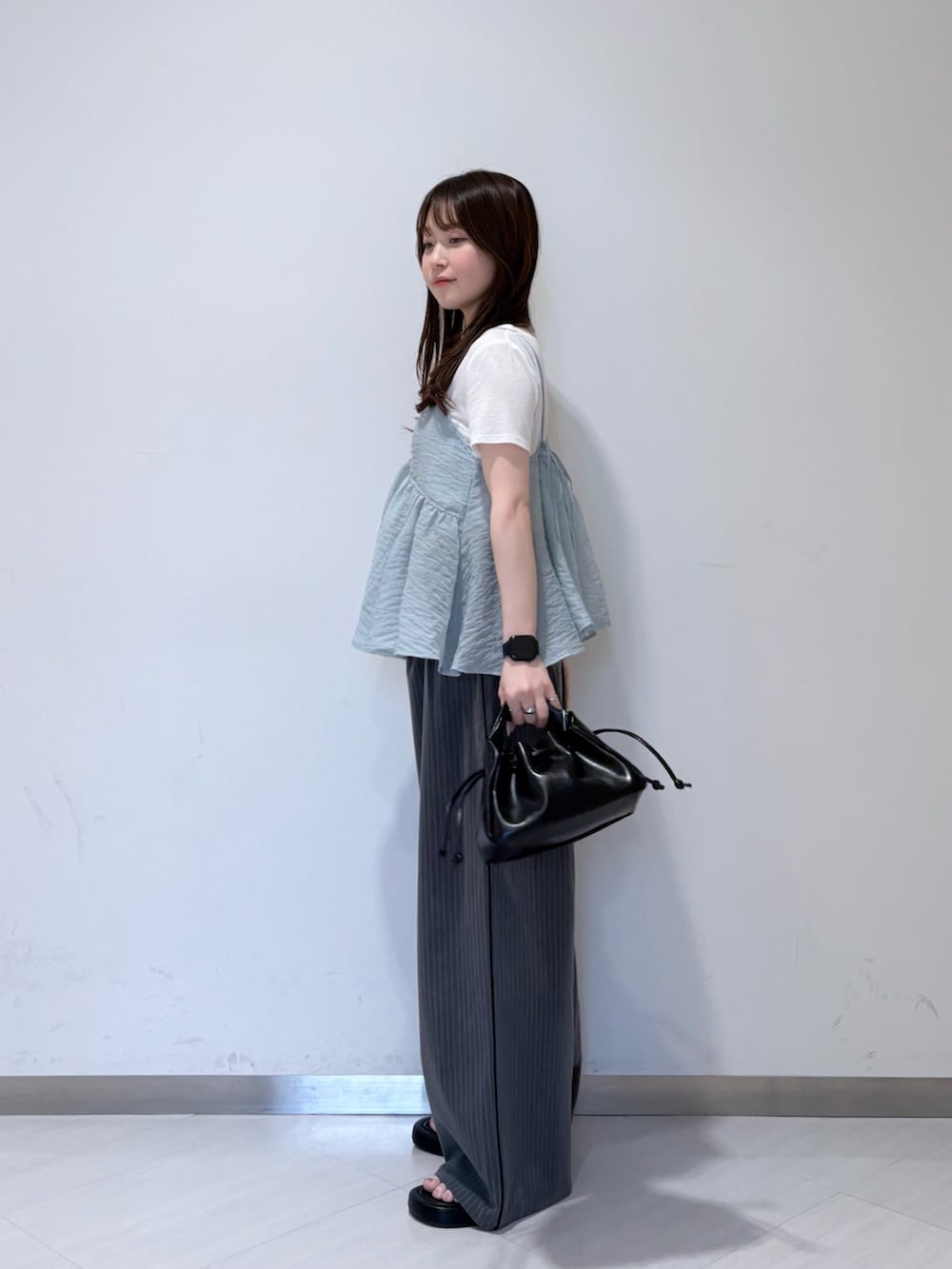 ホワイト系のTシャツ/カットソー、ブルー系のその他トップス、ブラック系のサンダルを着用したレディースの夏コーディネートの2枚目の写真