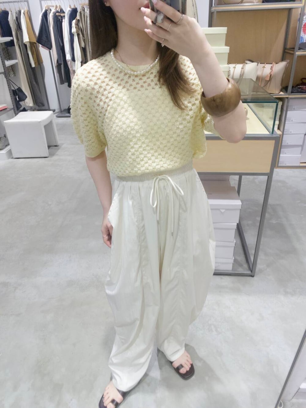 「ワントーンコーデ、KBF、春コーデ、夏コーデ、newarrival、サマーニット、休日スタイル、低身長コーデ、お出かけコーデ、淡色コーデ、旅行コーデ、骨格ウェーブ、春カラーコーデ、初夏のお出かけコーデ」｜「SMELLYの3セットリング（リング、シルバー系）」を使った、さやかさん（レディース・152cm）の春コーディネートの4枚目の写真