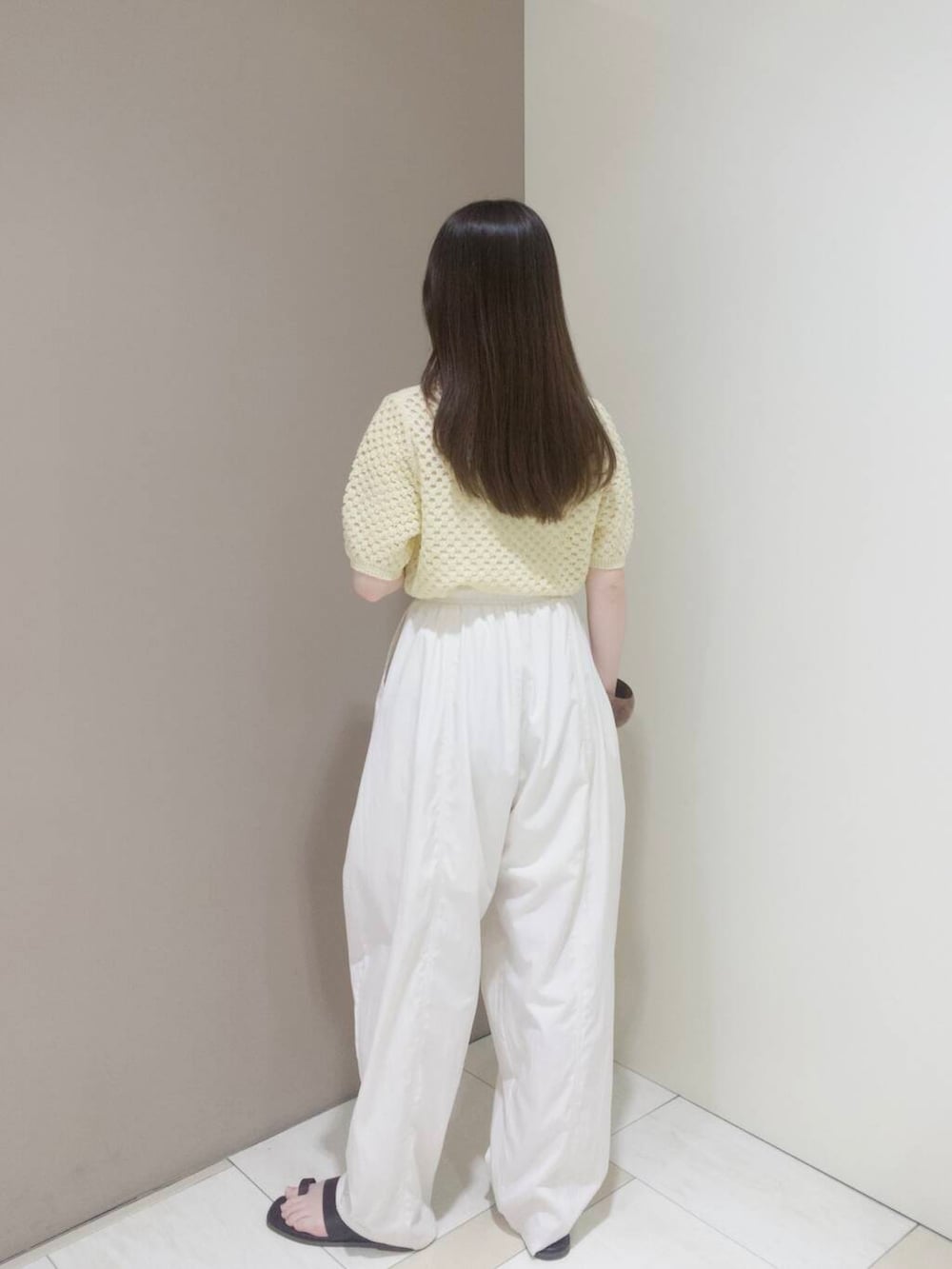 「ワントーンコーデ、KBF、春コーデ、夏コーデ、newarrival、サマーニット、休日スタイル、低身長コーデ、お出かけコーデ、淡色コーデ、旅行コーデ、骨格ウェーブ、春カラーコーデ、初夏のお出かけコーデ」｜「SMELLYの3セットリング（リング、シルバー系）」を使った、さやかさん（レディース・152cm）の春コーディネートの3枚目の写真